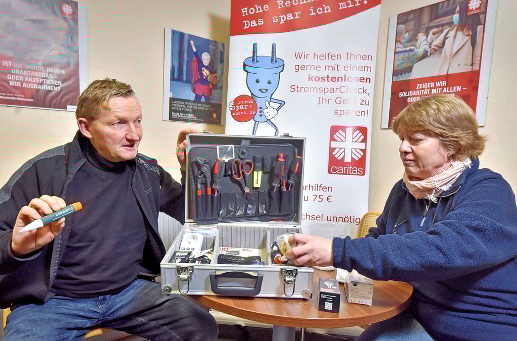 Mit diesem Koffer besuchen die Stromspar-Helfer um Jörg Vibrans und Petra Waller Haushalte, um ihnen beim Strom sparen zu helfen.