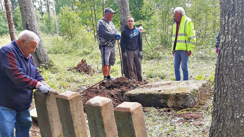 Die Grabsteine sind hier bereits zu sehen. Als die Freiwilligen mit ihrer Arbeit begonnen hatten, waren diese noch wesentlich mehr von der Natur eingenommen.