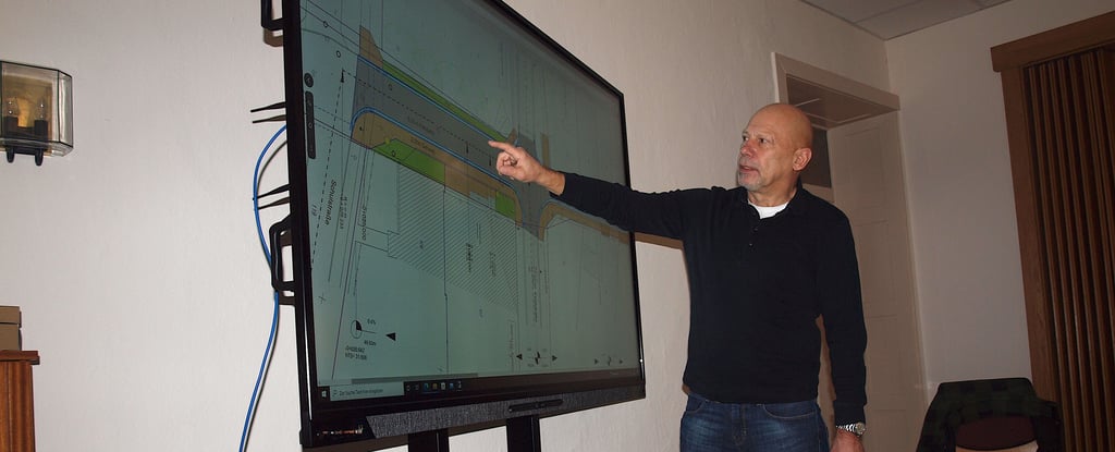 Arthur Bräsel stellte seinen neuen Planentwurf für den Ausbau des Dessauer Worths im Arendseer Bauausschuss vor.