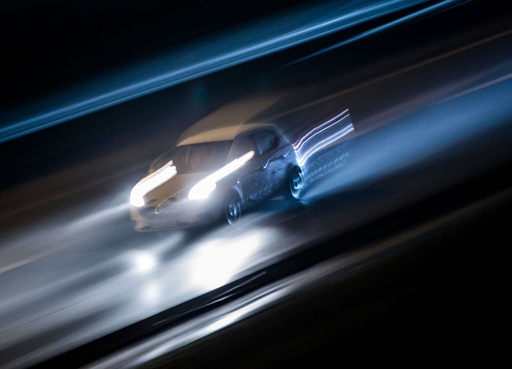 Ein Fahrzeug braust in der Dunkelheit über eine Autobahn. Wie schnell darf man eigentlich fahren? Diese Frage sorgt erneut für Diskussion.