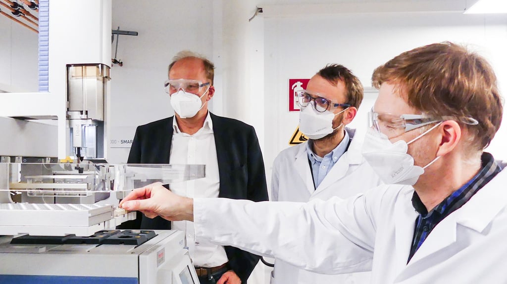 Geschäftsführer Michael Duetsch (l.) mit den Laborchefs Konrad Gebauer und Rico Hampel (r.)