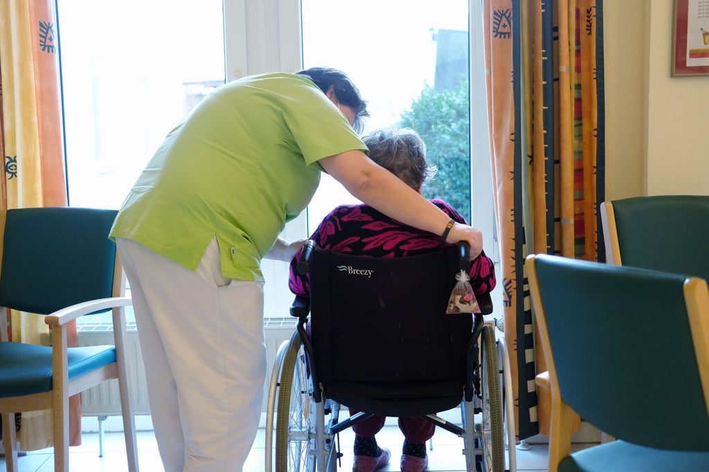 Eine Pflegerin spricht mit der Bewohnerin eines Pflegeheims. Gerade für ältere Menschen kann eine Ansteckung mit dem Coronavirus gefährlich sein.