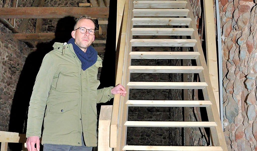 Gordon Sethge an der neuen Treppe im Turm der Nicolaikirche von Osterburg.