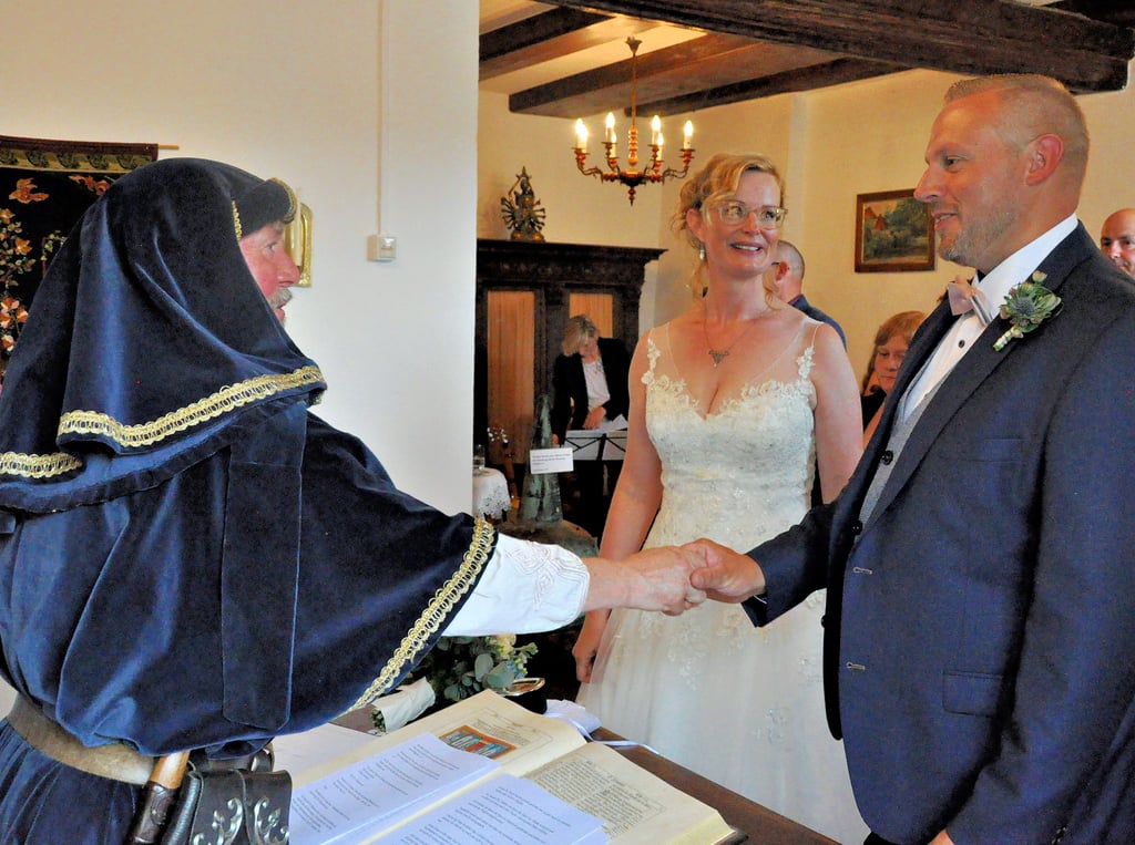 Im Trauzimmer auf der Wasserburg gaben sich im Sommer des vergangenen Jahres Jessica Lehfeld und Mario Rehfeld aus Hakeborn vor dem Standesbeamten der Verbandsgemeinde Egelner Mulde, Uwe Lachmuth, das Ja-Wort. Letzterer trat dabei im Gewand des einstigen Burgherren Otto von Hadmersleben auf.