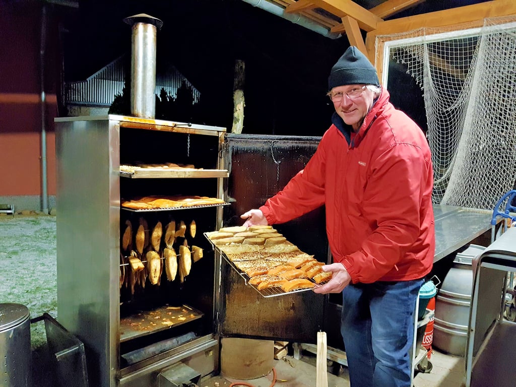 Schon als Kind konnte sich Jan Apmann für Fisch begeistern. Um sich selbstständig zu machen, hängte er den Job in der Landwirtschaft an den Nagel. Seit 2002, und damit seit fast 20 Jahren, verdient er mit dem Verkauf von Fisch seinen Lebensunterhalt. Auf seinem Grundstück in Jahrstedt räuchert der 54-Jährige selbst.