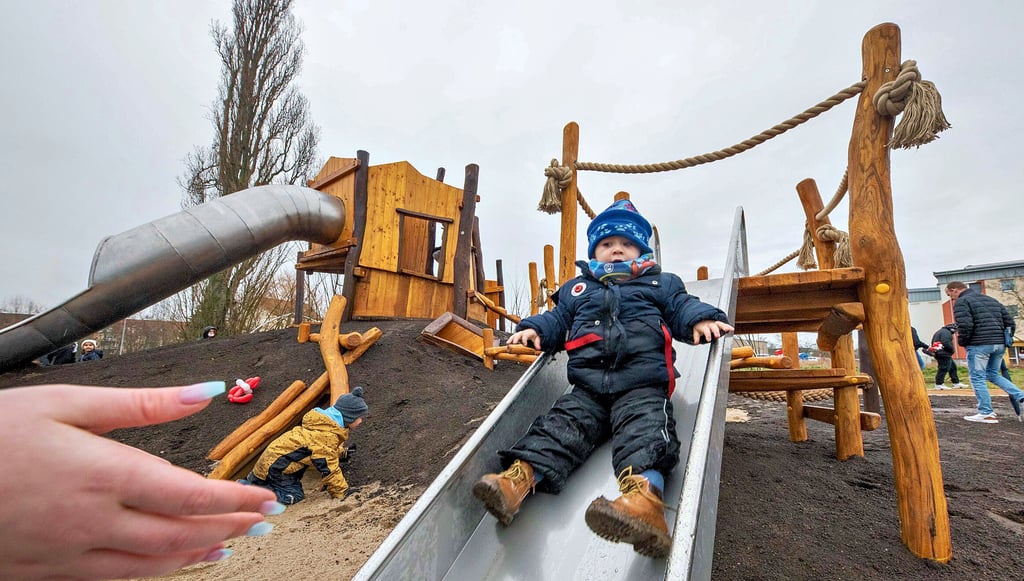 Der kleine Paul hatte auf dem neuen Spielplatz in der Ackerstraße sichtlich Spaß.