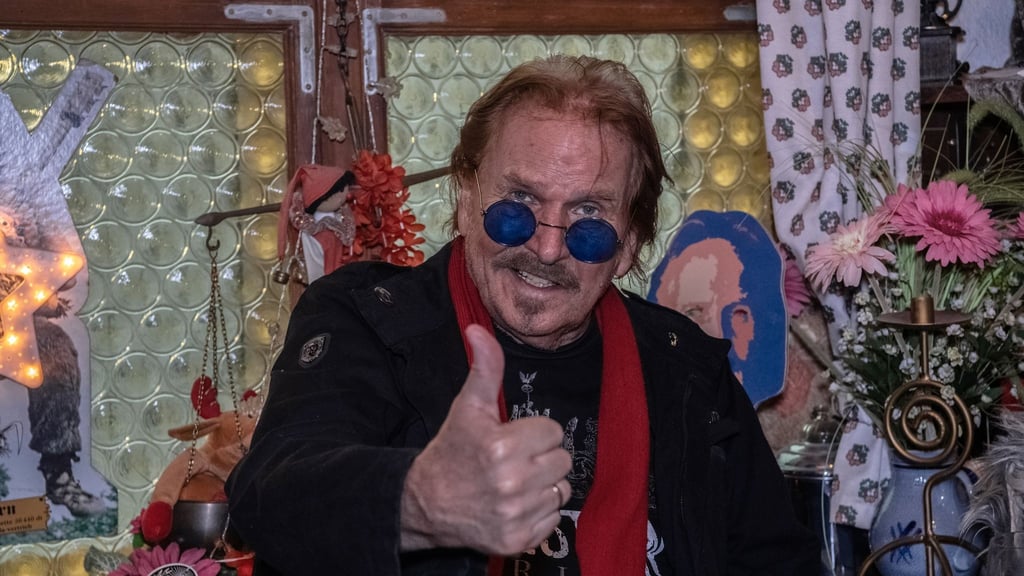 Der Sänger Frank Zander in seiner privaten Kneipe.
