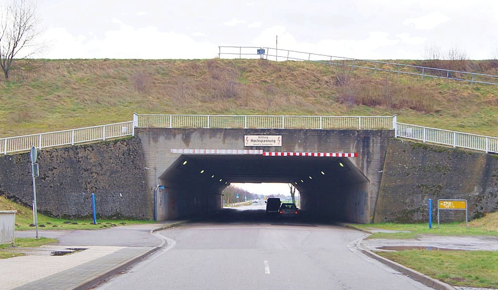 Fahren Autos über Pflasterbelag auf der Straße unter dem Elbeuer Tunnel, rumpelt es weithin hörbar.