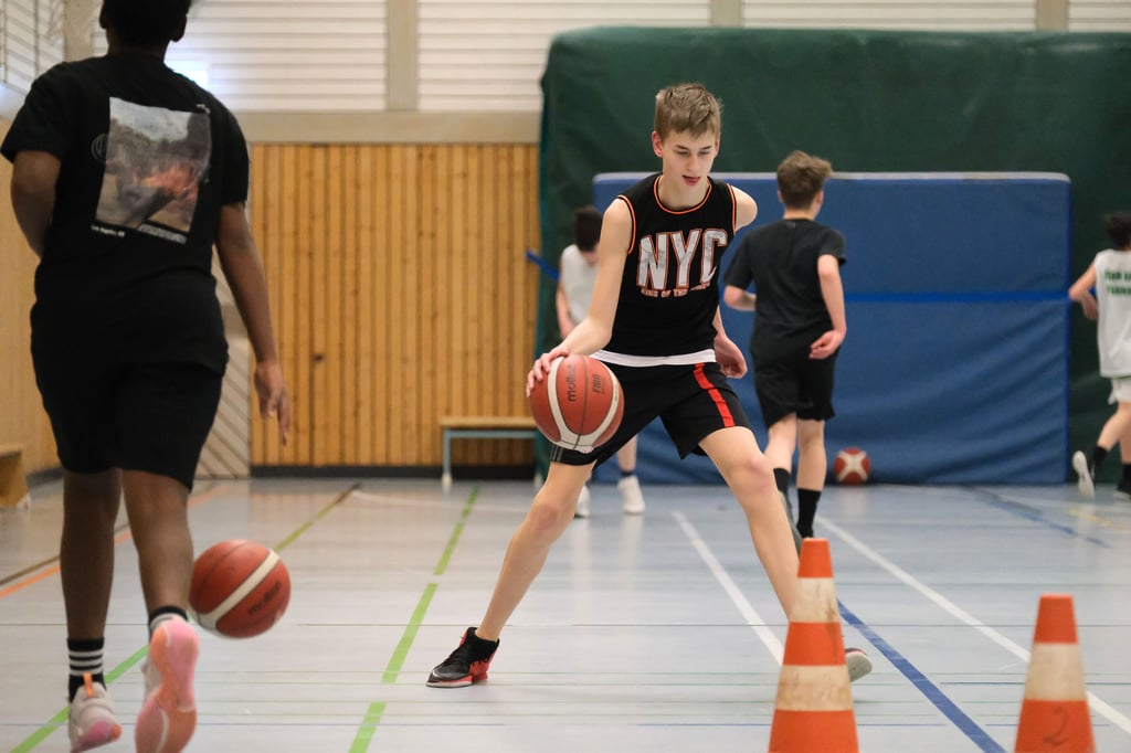Hier dribbelt Lukas Hinrichs von den GutsMuths Panthers aus Quedlinburg durch den Parcours.
