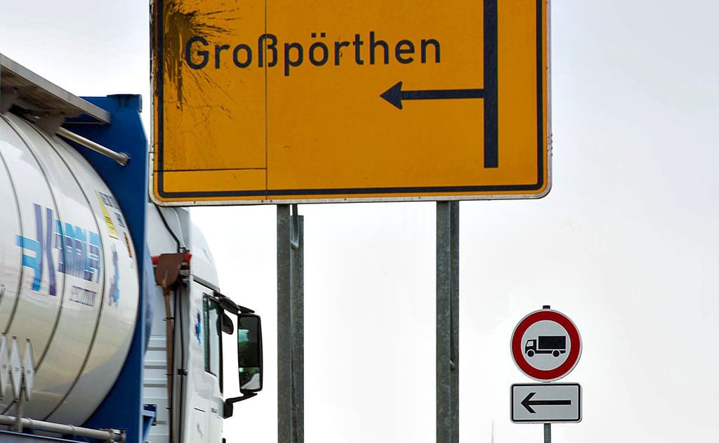 Von der Bundesstraße 2 aus dürfen Laster nicht mehr in Richtung Großpörthen abbiegen.