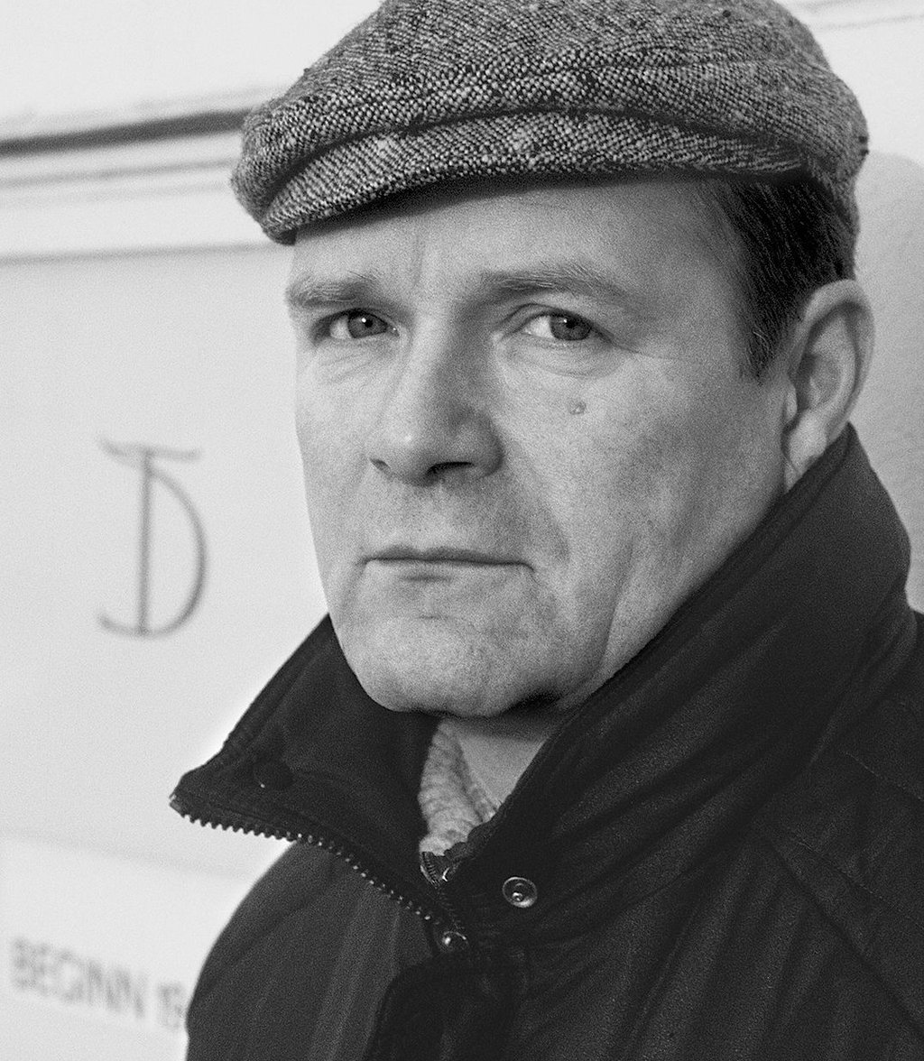Dieter Mann 1988 vor dem Deutschen Theater in Berlin, an dem er von 1984 bis 1991 auch Intendant war.