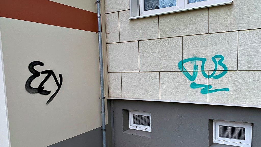 Nicht nur die erst sanierten Fassaden der Wohnhäuser in der Mozartstraße 9 und 10 wurden mit diesen und anderen Initialen besprüht. Die Wohnungsgenossenschaft Tangermünde registrierte auch in der Friedensstraße Schmierereien an Balkonen.