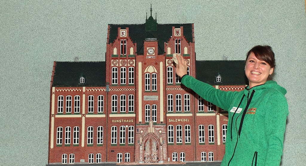 Katja Nowak putzte schon mal symbolisch die Fenster am Kunsthaus-Modell, das in der Miniaturwelt-Ausstellung im Arendseer Kindererholungdszentrum zu sehen ist.