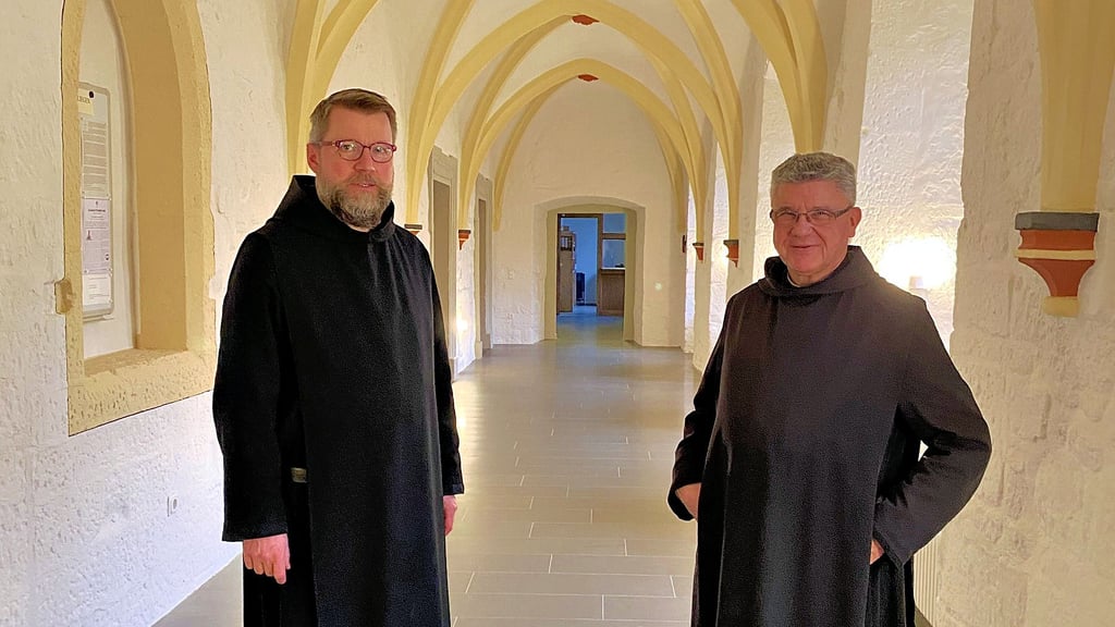 Bruder Jakobus (links) und Bruder Antonius im Kreuzgang des Klosters.