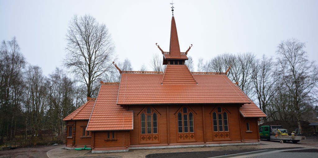 Die Stabkirche in Stiege ist nicht nur aufgrund ihrer Bauweise eine Besonderheit. Sie wurde in Einzelteile zerlegt und von ihrem Erbauungsort am Albrechtshaus nach Stiege verbracht, um dort wieder errichtet zu werden.