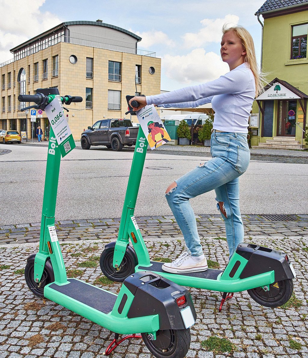 Auch Zoe Fuchs ist eine überzeugte Nutzerin der E-Roller in Bernburg.