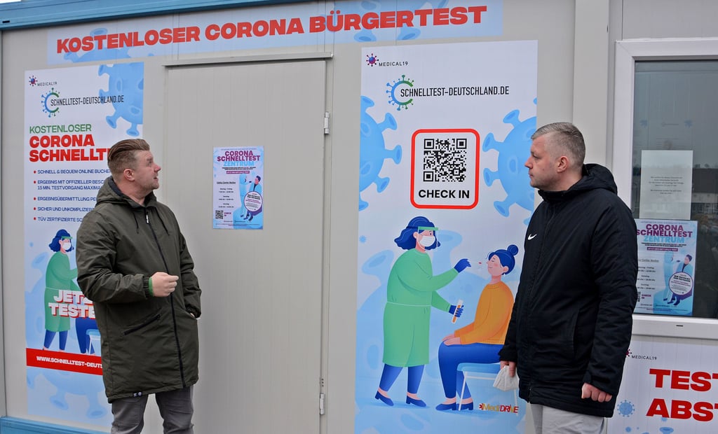 Christian Bahn (l.) und Marko Tobis vor dem neuen Corona-Testzentrum auf dem Parkplatz am E-Center in Zerbst.