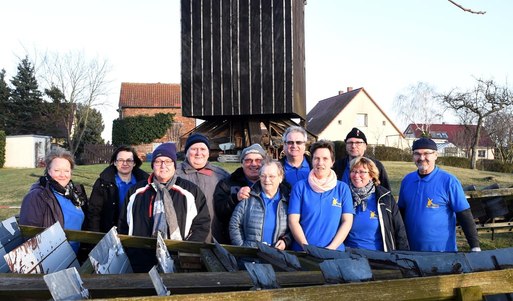 Die Windmüller von Sachsendorf, hier vor ihrer Mühle, haben jetzt ein Dominzil in der Grundschule bekommen.