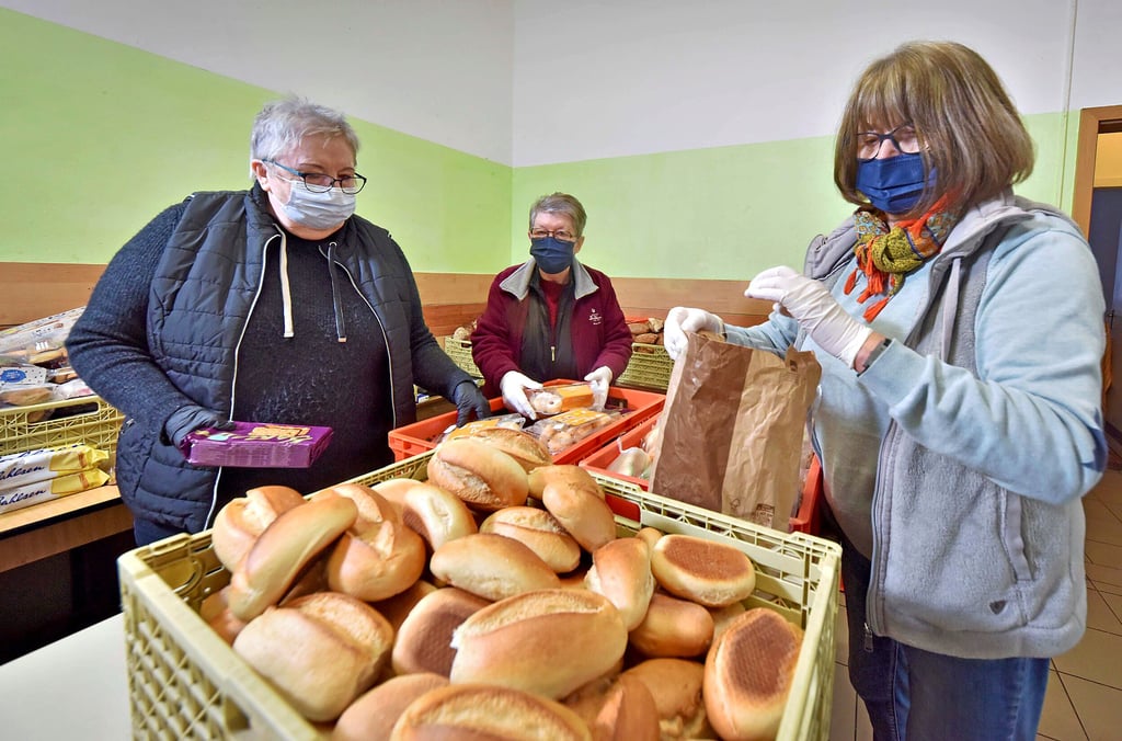 Ilona Neumann, Heidi Hirsch und Veronika Gielsok (v.l.): Ohne sie läuft derzeit nichts bei der Bitterfelder Tafel.