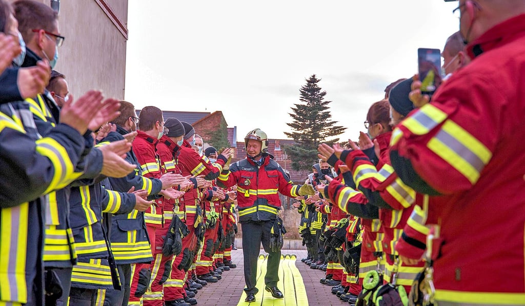 Die Freiwilligen Feuerwehren der Stadt zollen ihrem Ehrenstadtwehrleiter Tribut.