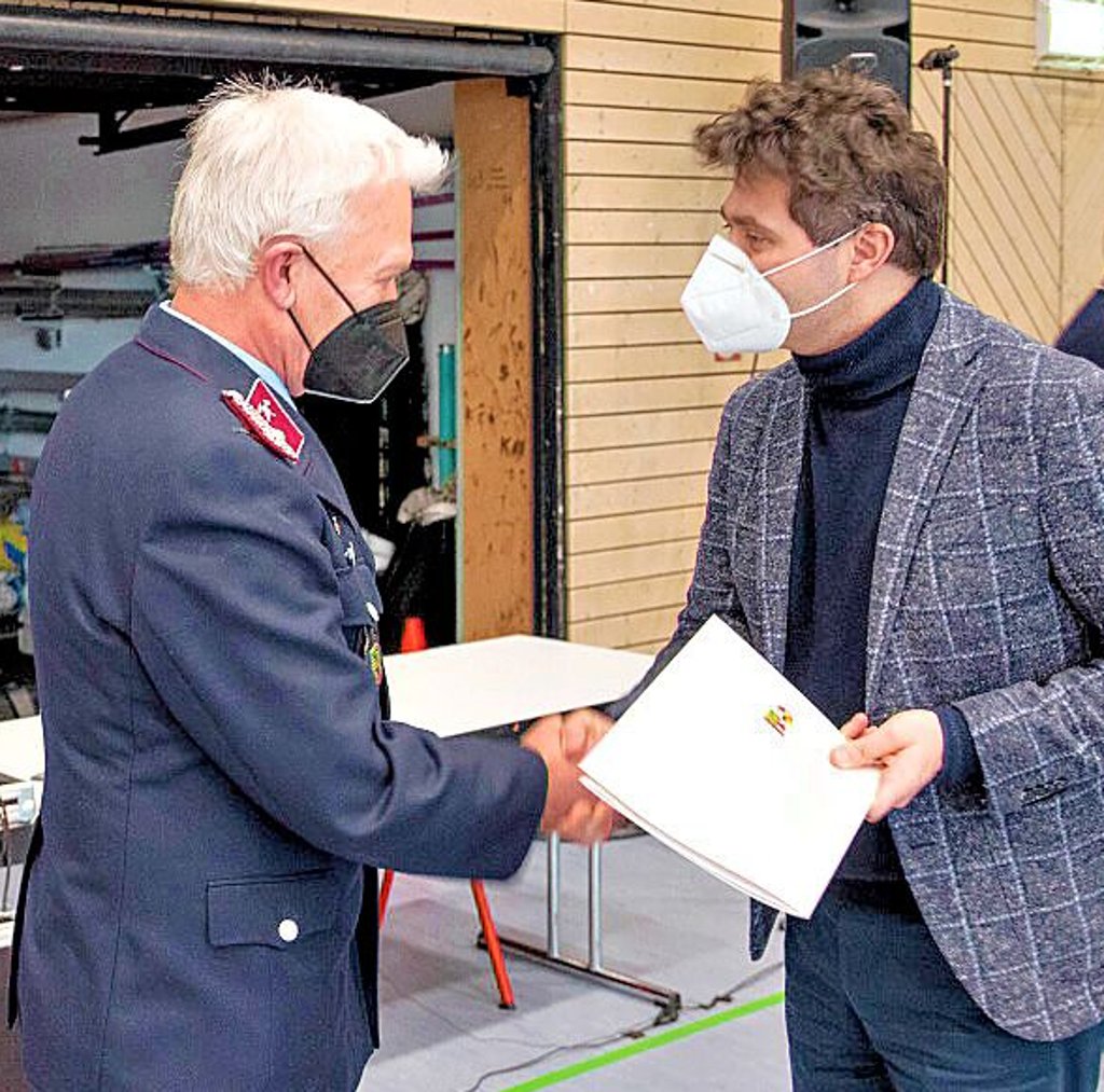 OB Reck (r.) überreicht die Urkunde.