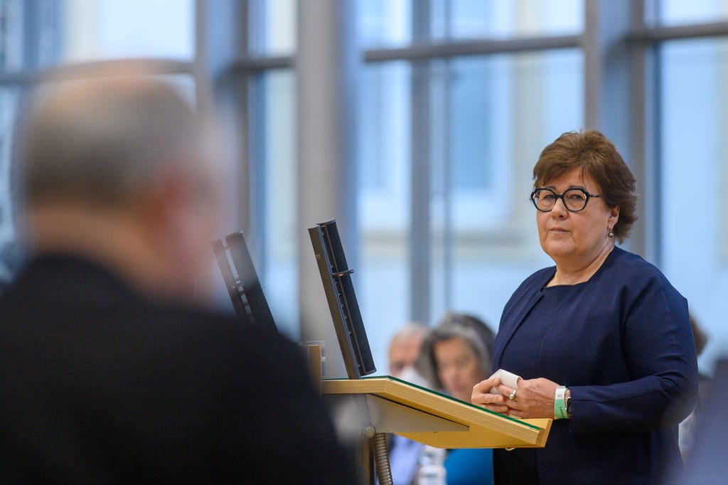 Sachsen-Anhalts Sozialministerin Petra Grimm-Benne (SPD) hat fast 30.000 Euro an die Landeskasse gezahlt.