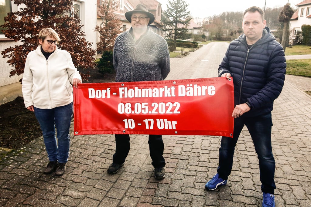 Ein Dorf-Flohmarkt soll in Dähre stattfinden. Ideengeber Sascha Balzereit (von rechts), Bürgermeister Bernd Hane und Sieglinde Mahlke hoffen, dass der Gedanke gut angenommen wird.