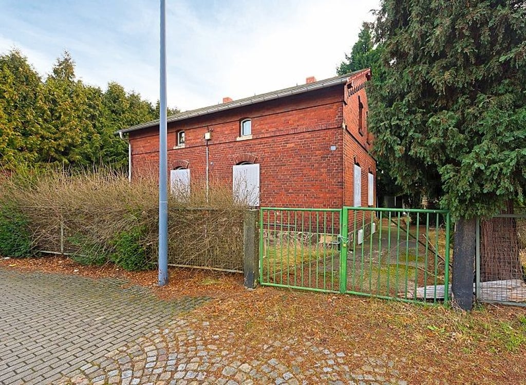 Zweifamilienhaus als DH (ehem. Dienstwohngebäude der Bahn) in Radebeul / Mindestgebot 198.000 Euro