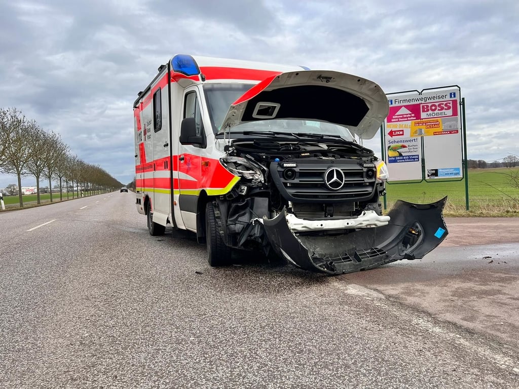 Der Rettungswagen war nach dem Unfall nicht mehr fahrbereit.