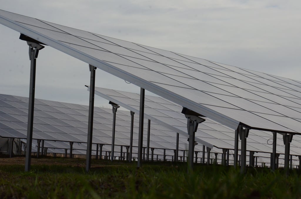 Auf einem ehemaligen Betriebsgelände an der Vahrholzer Straße in Kalbe könnten bald Solarmodule wie diese stehen. Dieses Foto entstand bei Winkelstedt.