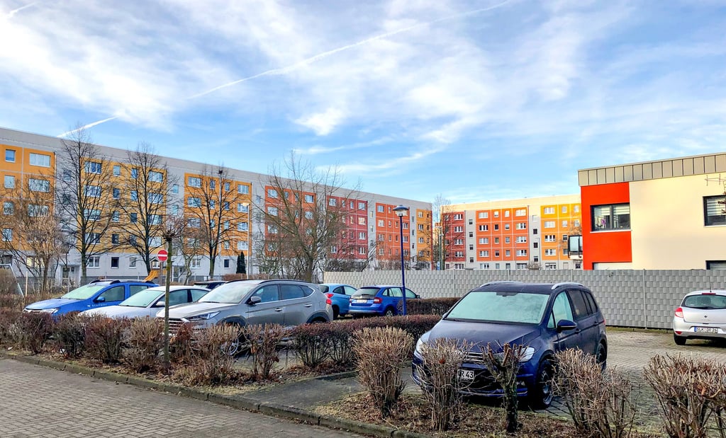 Die Wohnungsgenossenschaft hat im vergangenen Jahr Dach und Fassade des Hauses Kastanienstraße 2 bis 9 (links im Bild) saniert; das Gebäude fügt sich nun in der Farbgestaltung optisch in das Bild der umliegenden Häuser ein.