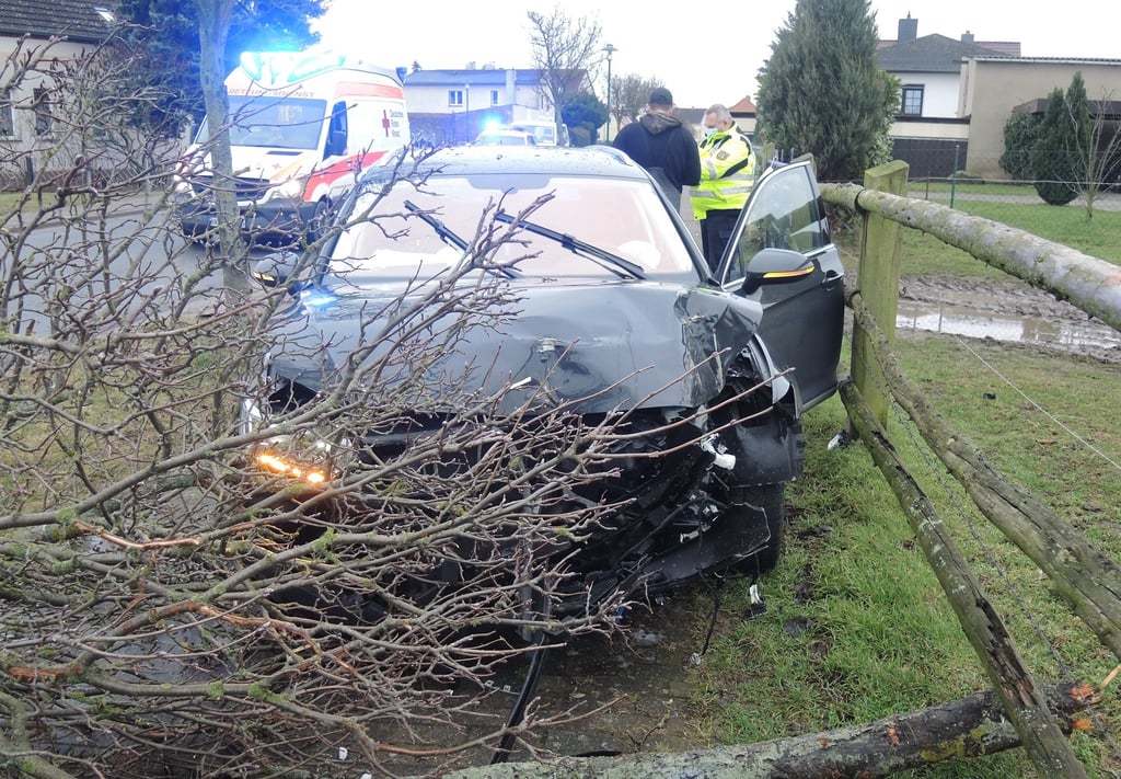 Am Auto der 18-Jährigen entstand Sachschaden.