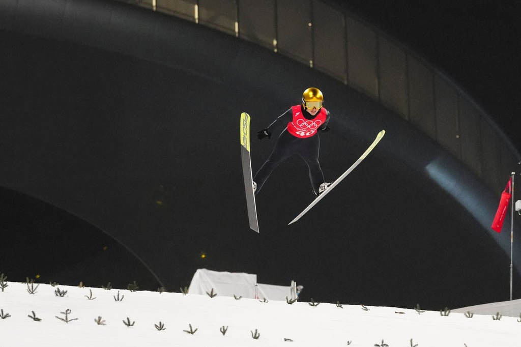 Katharina Althaus aus Deutschland springt beim Training auf der Normalschanze.
