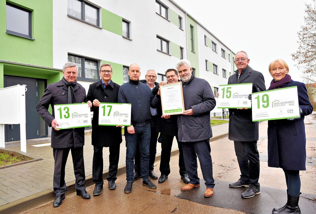 Als erstes Unternehmen im Land bekommt die Wohnungsgesellschaft Köthen „Grüne Hausnummern“ für einen gesamten Wohnblock.