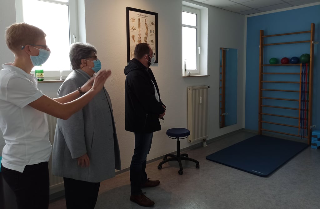 Physiotherapeutin Sabine Haase zeigt Ortsbürgermeisterin Karla Michalski und Gemeindebürgermeister Kay Gericke ihre Räumlichkeiten.