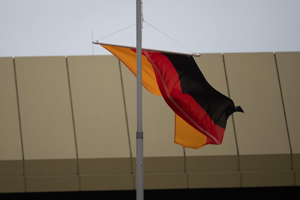 Eine Deutschlandfahne in Kusel auf Halbmast.