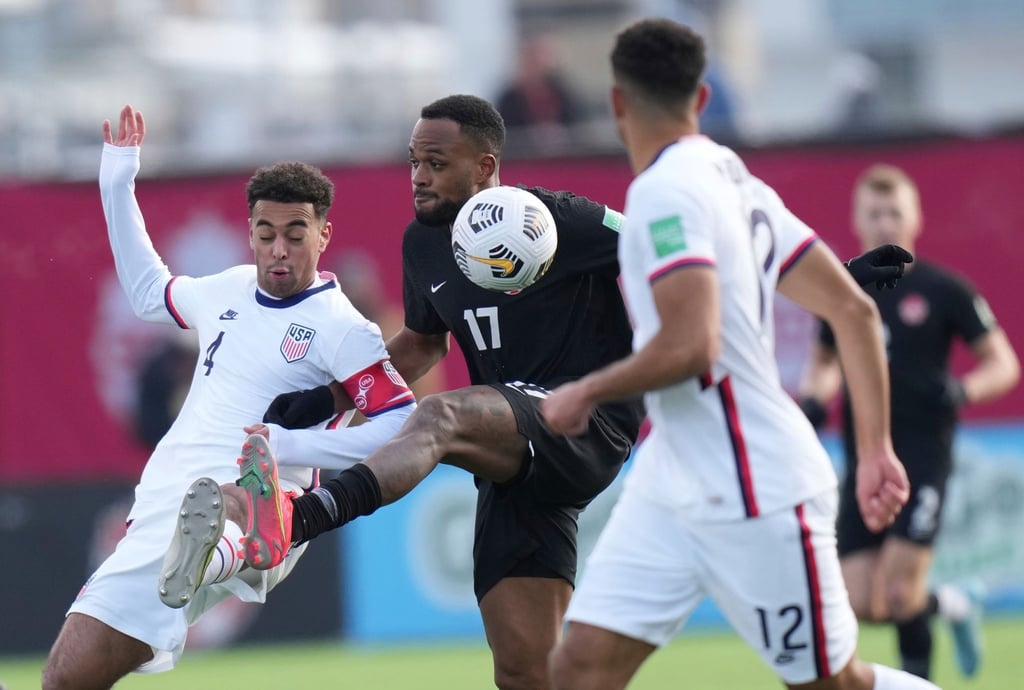 Der US-Amerikaner Tyler Adams (4,l) kämpft mit Kanadas Cyle Larin um den Ball.