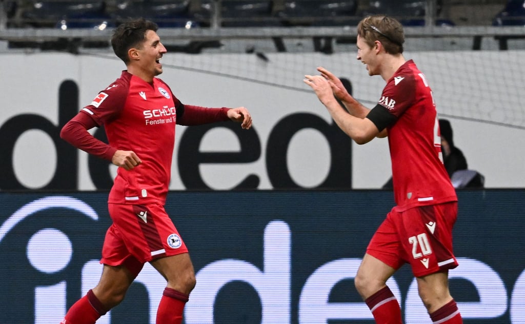 Die Bielefelder Alessandro Schöpf (l) und Patrick Wimmer jubeln nach dem Tor zum 2:0 bei Eintracht Frankfurt.