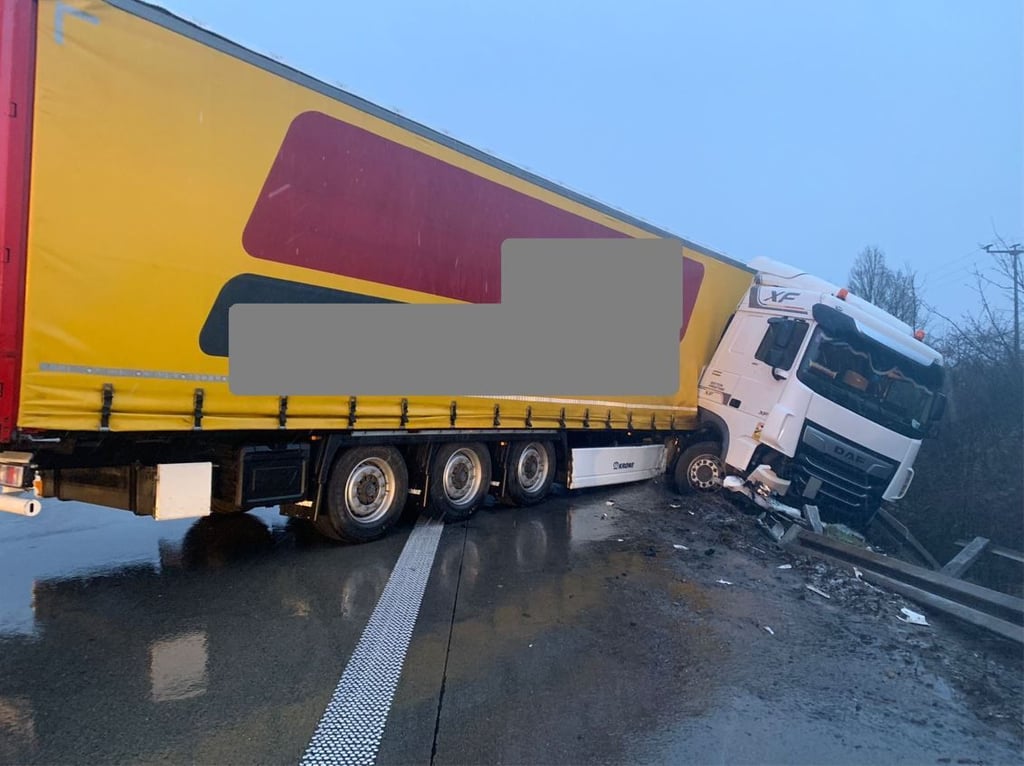 Ein rumänischer Lkw hat auf der A2 in Richtung Hannover in Höhe Alleringersleben in der Börde die Leitplanke durchbrochen. Foto: