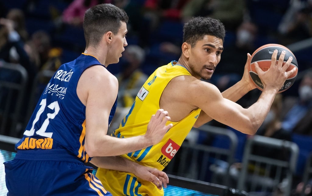 Nationalspieler Maodo Lo (r) gewann mit Alba.