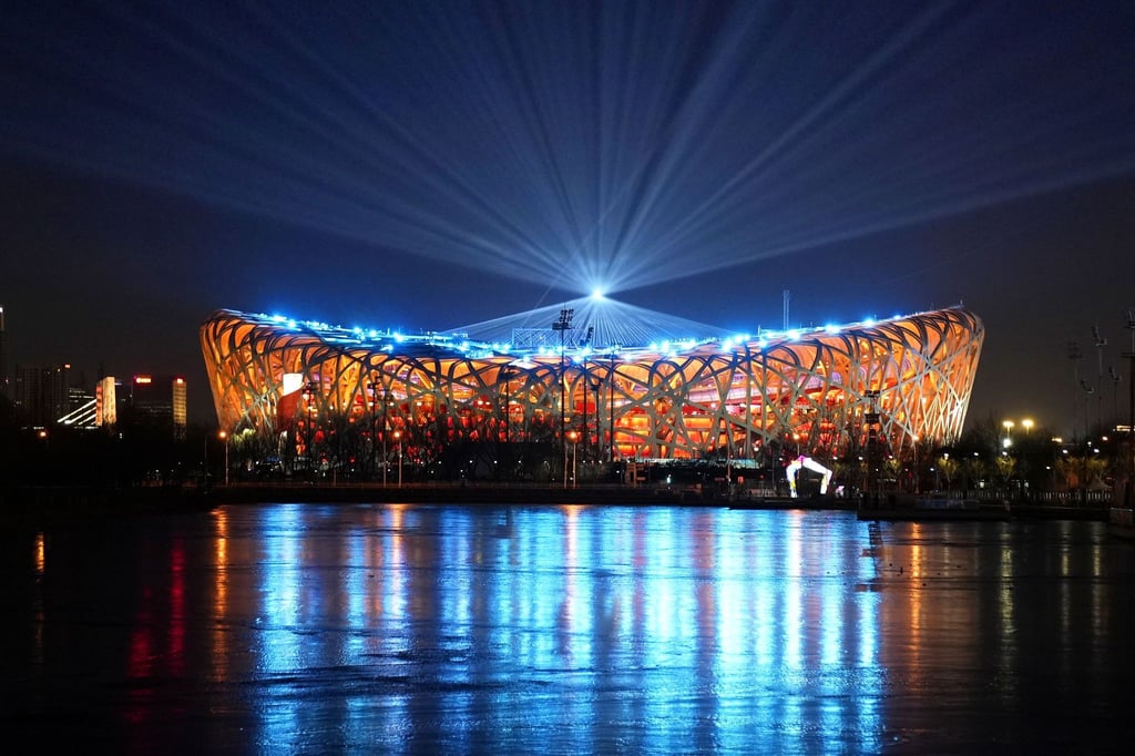 Das Nationalstadion in Peking ist am Abend beleuchtet.