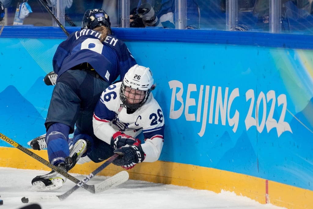 Finnlands Eishockey-Frauen hatten das erste Spiel in Peking mit 2:5 gegen die USA verloren.