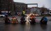 Aktivisten einer Gruppe, die sich „Aufstand der letzten Generation“ nennt, blockieren in Berlin-Steglitz die Autobahn-Zufahrt.