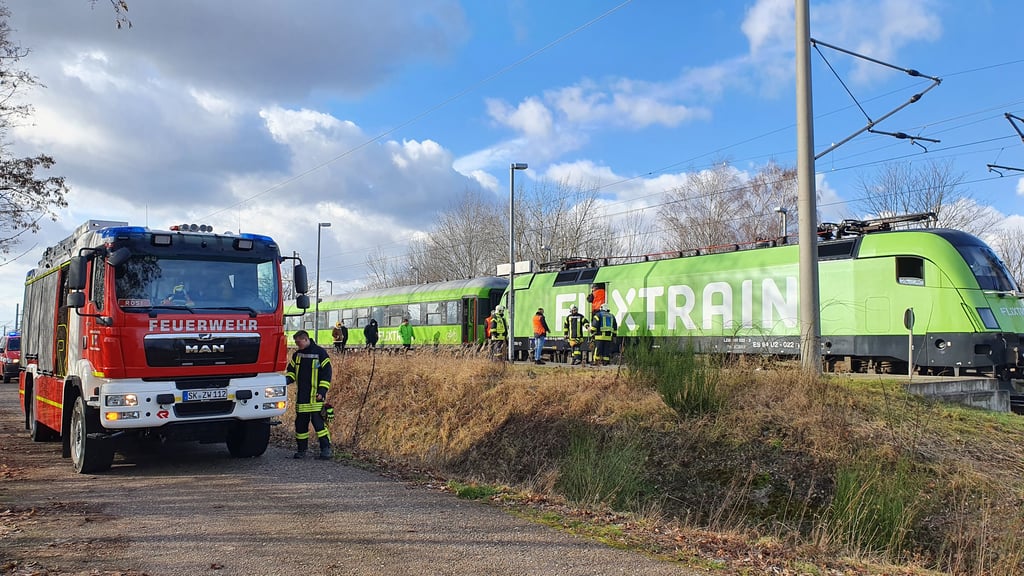 Ein Flixtrain musste in Hohenthurm einen Nothalt einlegen, weil in der Lok eine Batterie angebrannt war.