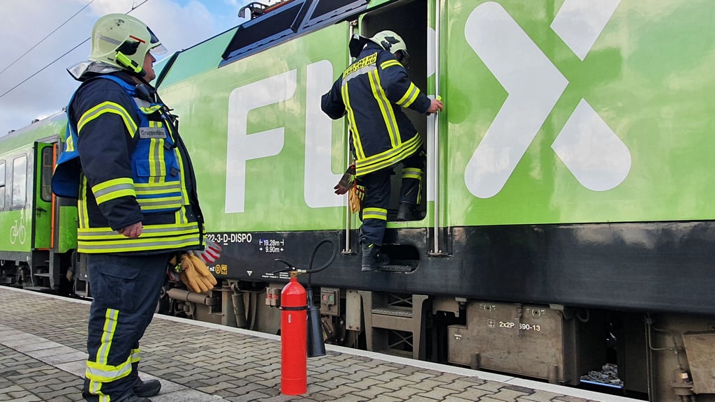 Die Feuerwehr kümmerte sich um die brennende Batterie.