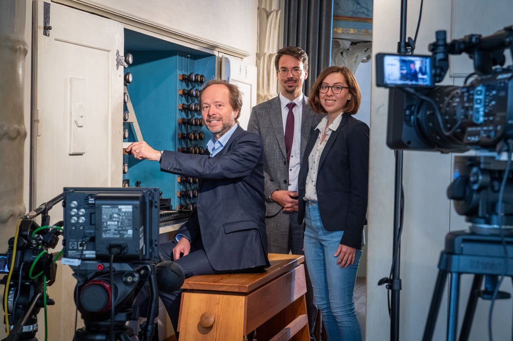 Für das Projekt „Composing the Future“ spielt im Livestream Martin Herchenröder auf der Hildebrandt-Orgel. Mit dabei sind Wenzelsorganist Nicolas Berndt und Marie-Josephine Löbel vom Goethe-Institut Washington.