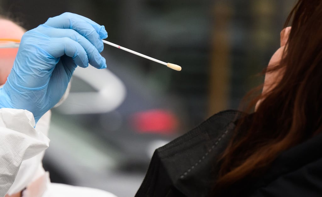 Die Gesundheitsämter melden 248.838 neue Corona-Fälle in 24 Stunden.