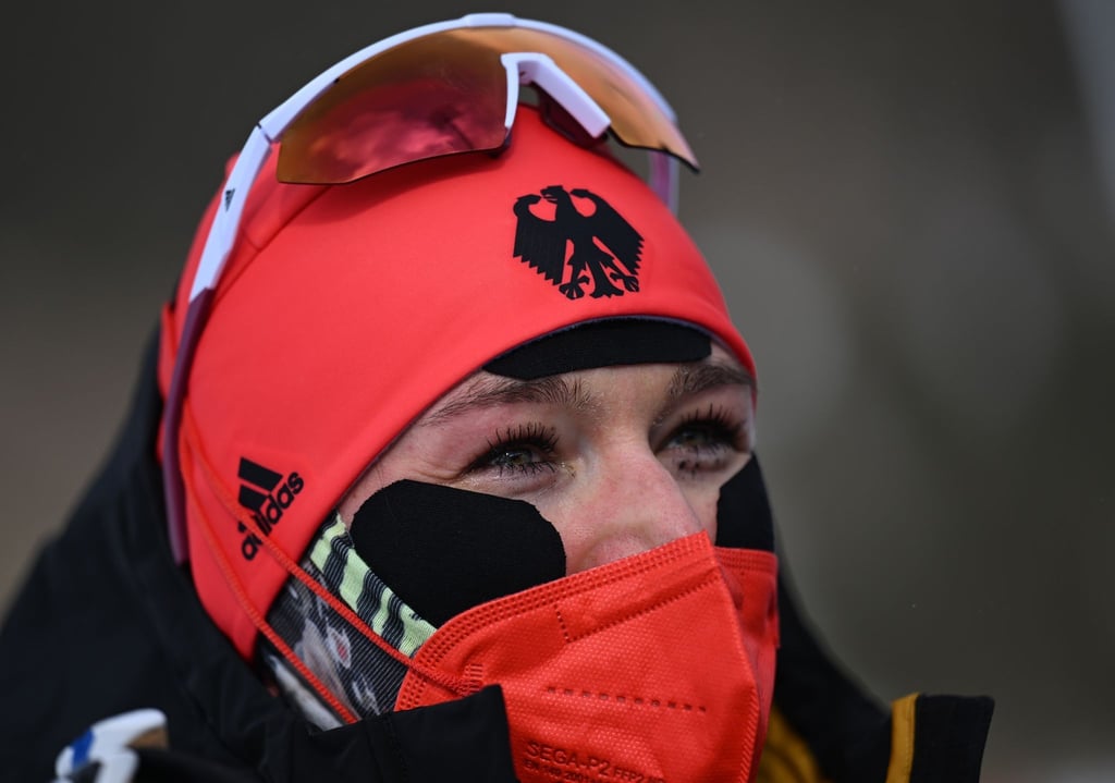 Biathletin Denise Herrmann hat sich gegen die eisige Kälte gerüstet.