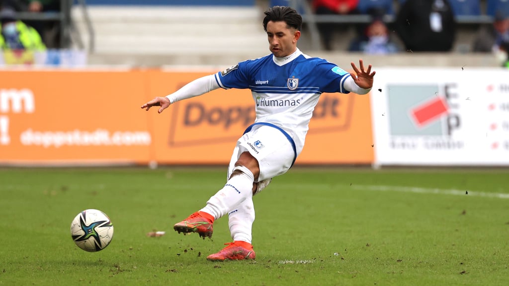 Jason Ceka verwandelt in der 38. Minute den Elfemter zum 1:1 für den 1. FC Magdeburg im Spiel gegen den SV Wehen Wiesbaden.