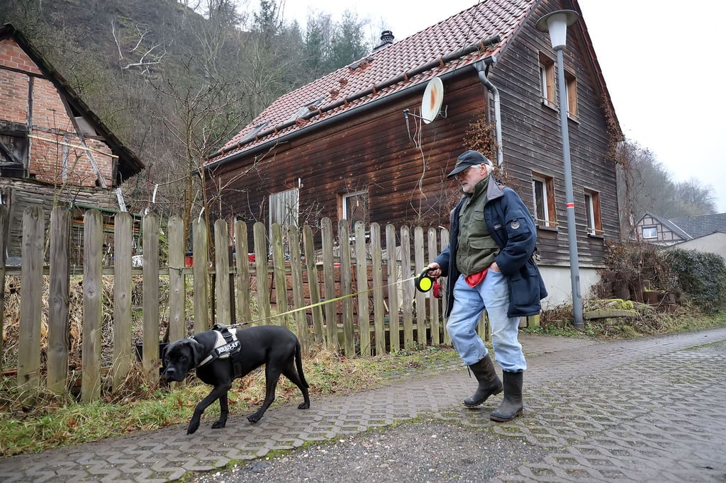 Norbert Franke wohnt seit 20 Jahren wieder in Questenberg. Mit Hündin Maya ist er oft in der Natur unterwegs.